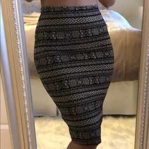 Elastic Pencil skirt with velvet black details